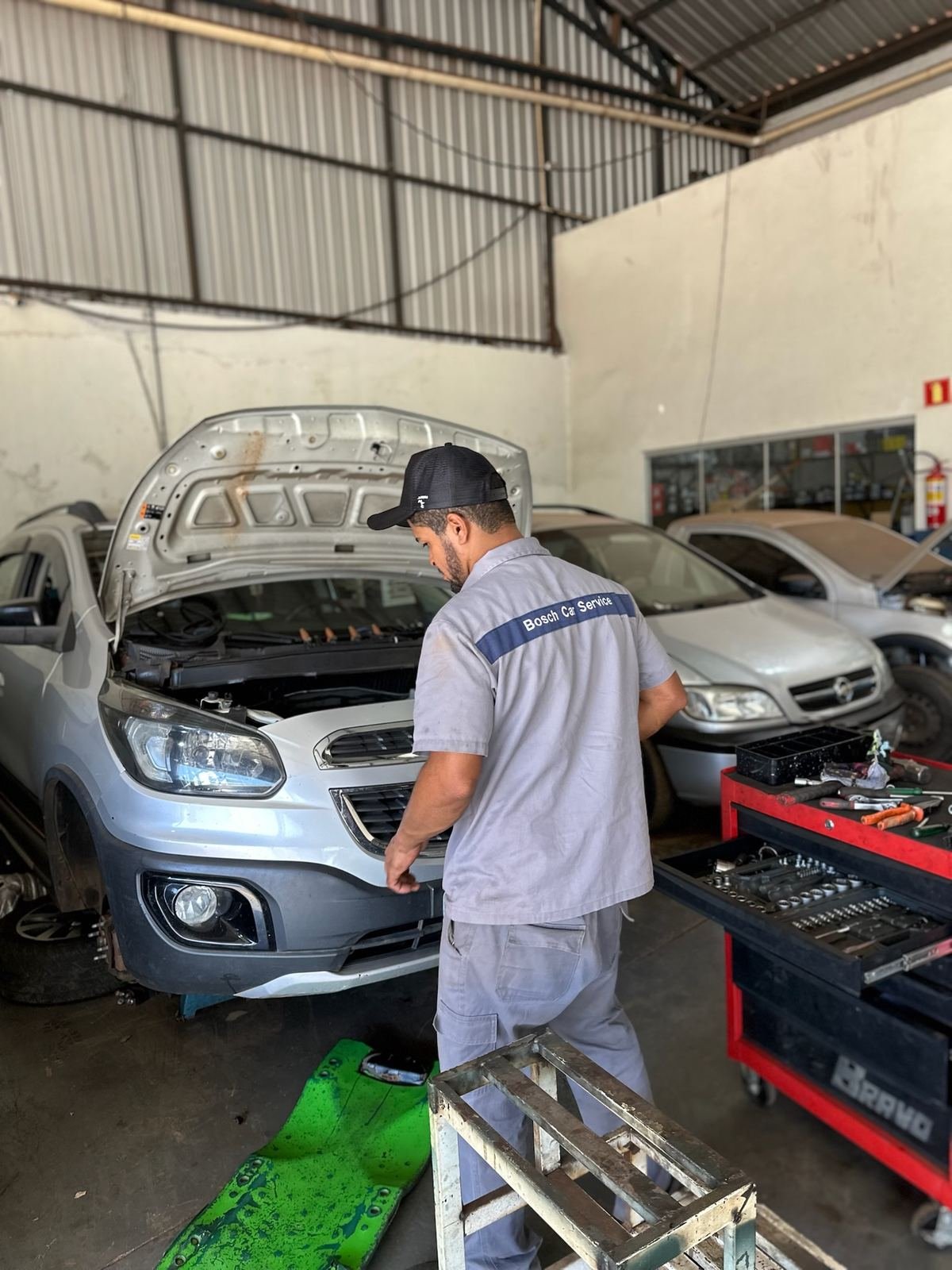 Equipe Jataí Auto Center trabalhando — Bosch Car Service