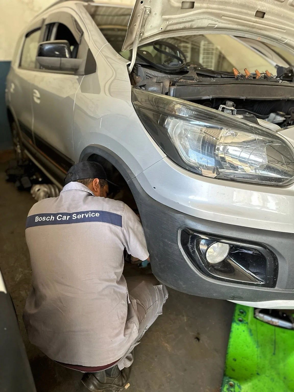 Mecânico uniformizado com a identificação Bosch Car Service