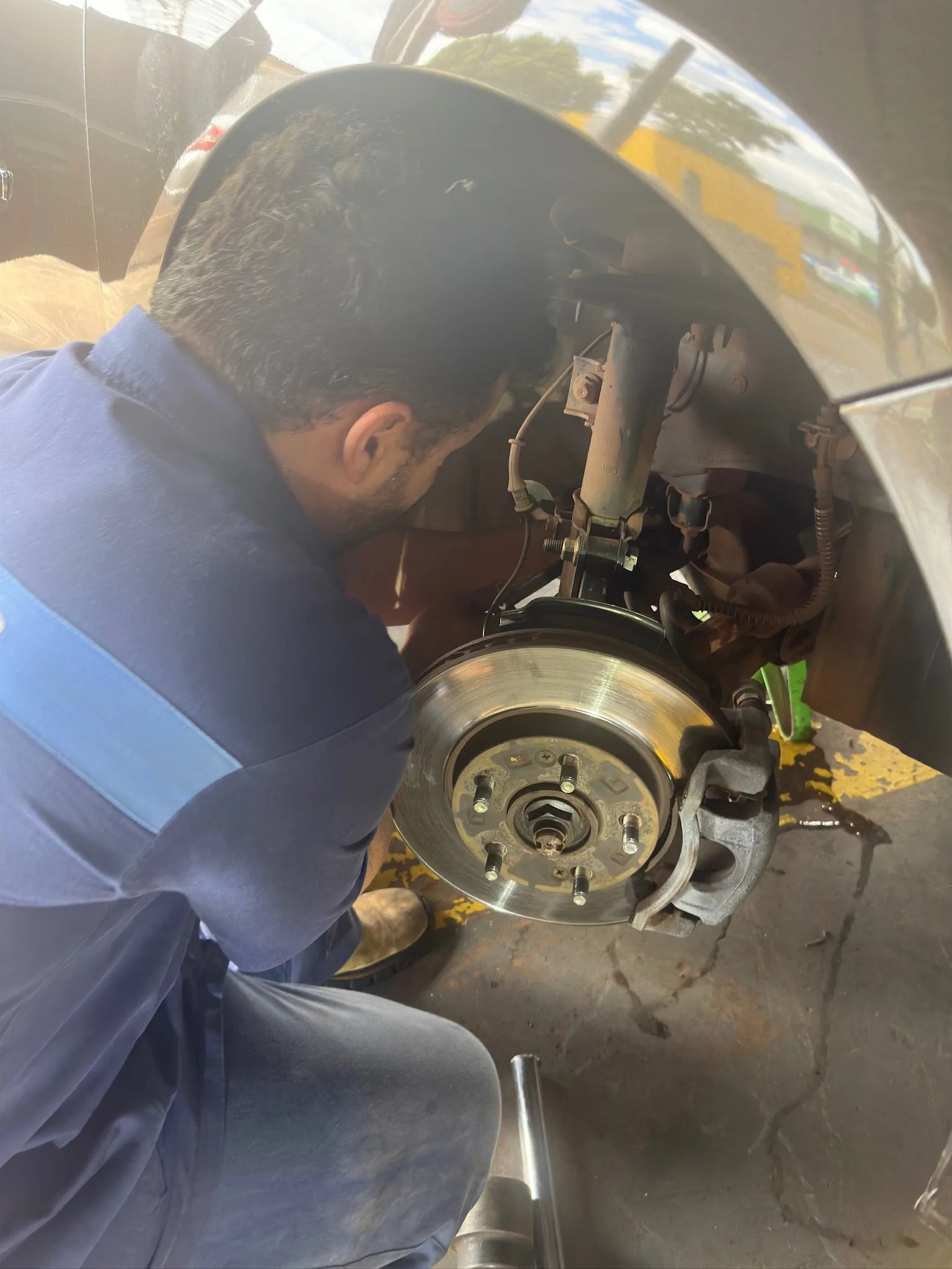 Mecânico fazendo a manutenção do freio de um veículo